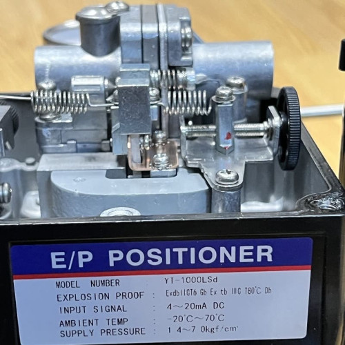 DN25 Pneumatycznie sterowany zawór regulacyjny 10P11Y-DNx2516Z-L112C-C (korpus CF8, gniazdo SS304) z pozycjonerem YT-1000, wejście 4-20 mA, Ex