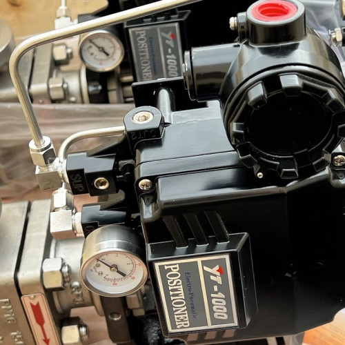 DN25 Pneumatycznie sterowany zawór regulacyjny 10P11Y-DNx2516Z-L112C-C (korpus CF8, gniazdo SS304) z pozycjonerem YT-1000, wejście 4-20 mA, Ex