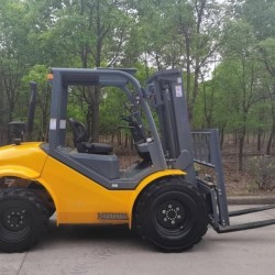 CPCD30 4WD diesel forklift with a lifting capacity of 3 tonnes