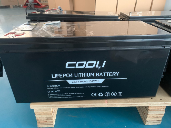 Batería de litio-hierro-fosfato (litio-ferrita) CL-25,6V 100Ah, LiFePO4, LFP ABS Shell de pie con Bluetooth y pantalla