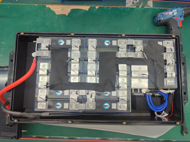 Batería de litio-hierro-fosfato (litio-ferrita) CL-25,6V 100Ah, LiFePO4, LFP ABS Shell de pie con Bluetooth y pantalla