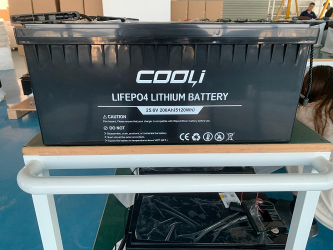 Batería de litio-hierro-fosfato (litio-ferrita) CL-25,6V 200Ah, LiFePO4, LFP ABS Shell de pie con Bluetooth y pantalla
