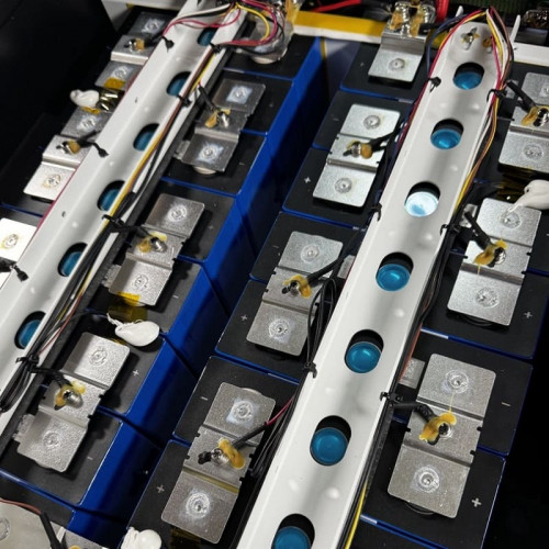 Batería de litio LiFePO4 de 51,2 V y 100 Ah, montada en bastidor LFP con células EVE LiFePO4 de 3,2 V y 100 Ah de grado A