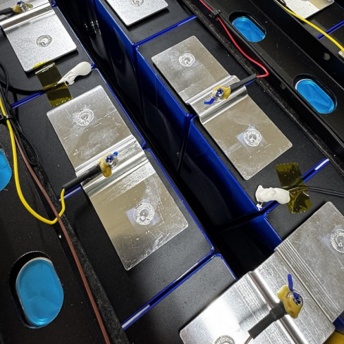 Batterie au lithium 51.2V 300Ah LiFePO4, LFP montée en rack avec des éléments Great power 3.2V 300Ah LiFePO4 grade A