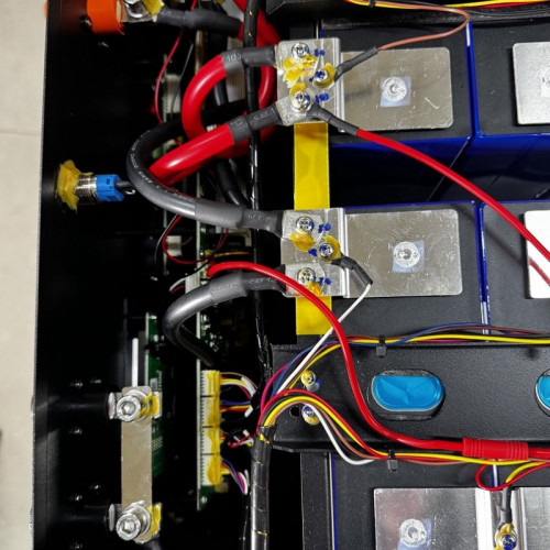 Batterie au lithium 51.2V 300Ah LiFePO4, LFP montée en rack avec des éléments Great power 3.2V 300Ah LiFePO4 grade A